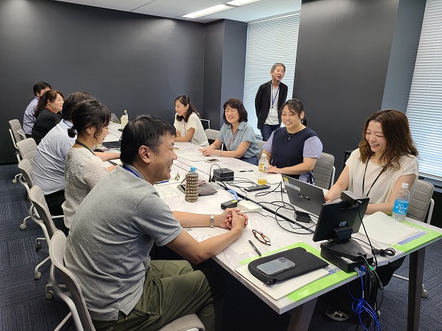 ★ 出社して大人数で会議している様子の写真