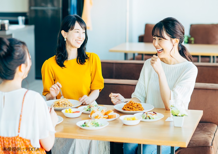 ◎食事中の女性