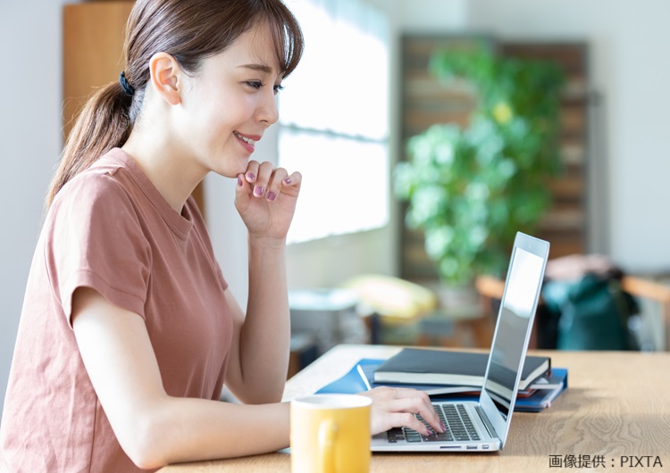 ◎PCを眺める女性