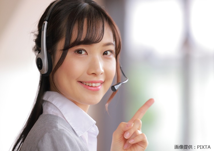 ◎指をさす女性