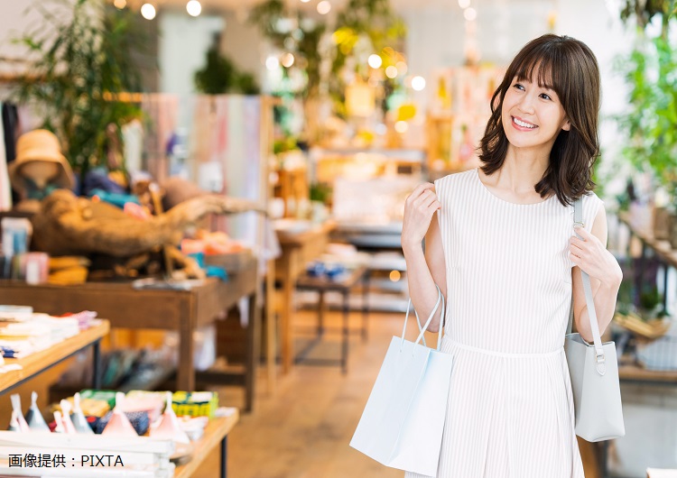 ◎ショッピング中の女性