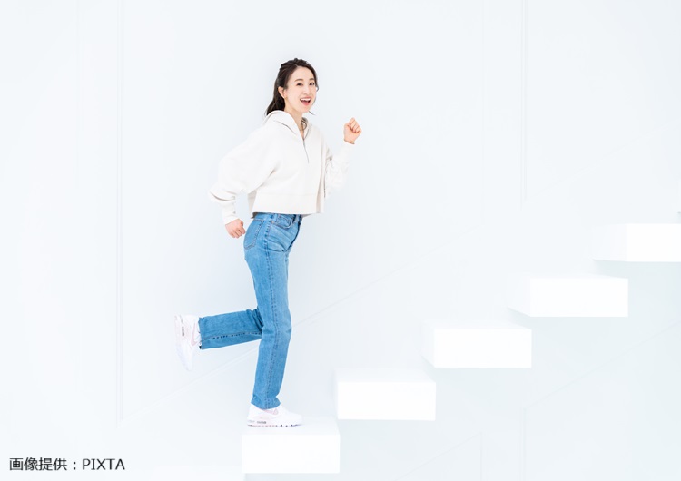 ◎階段を上る女性