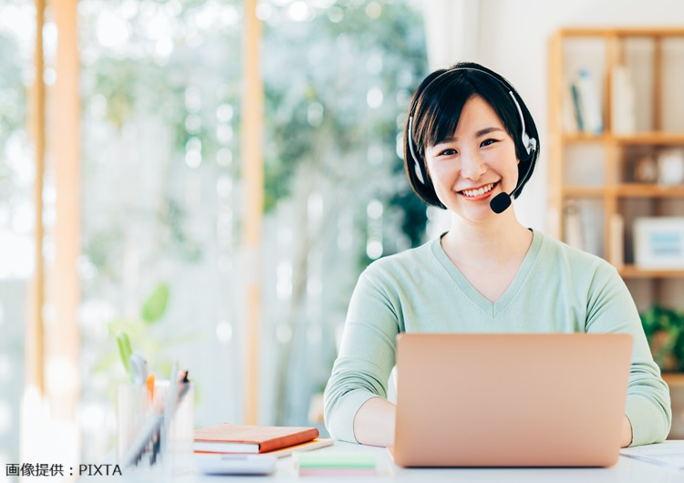 ◎ 家でパソコンを前にオンラインで会話している女性