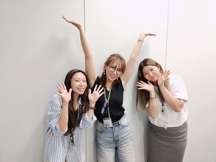 ★ポーズをとる女性3名