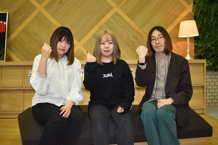 ★ポーズをとる男女3名