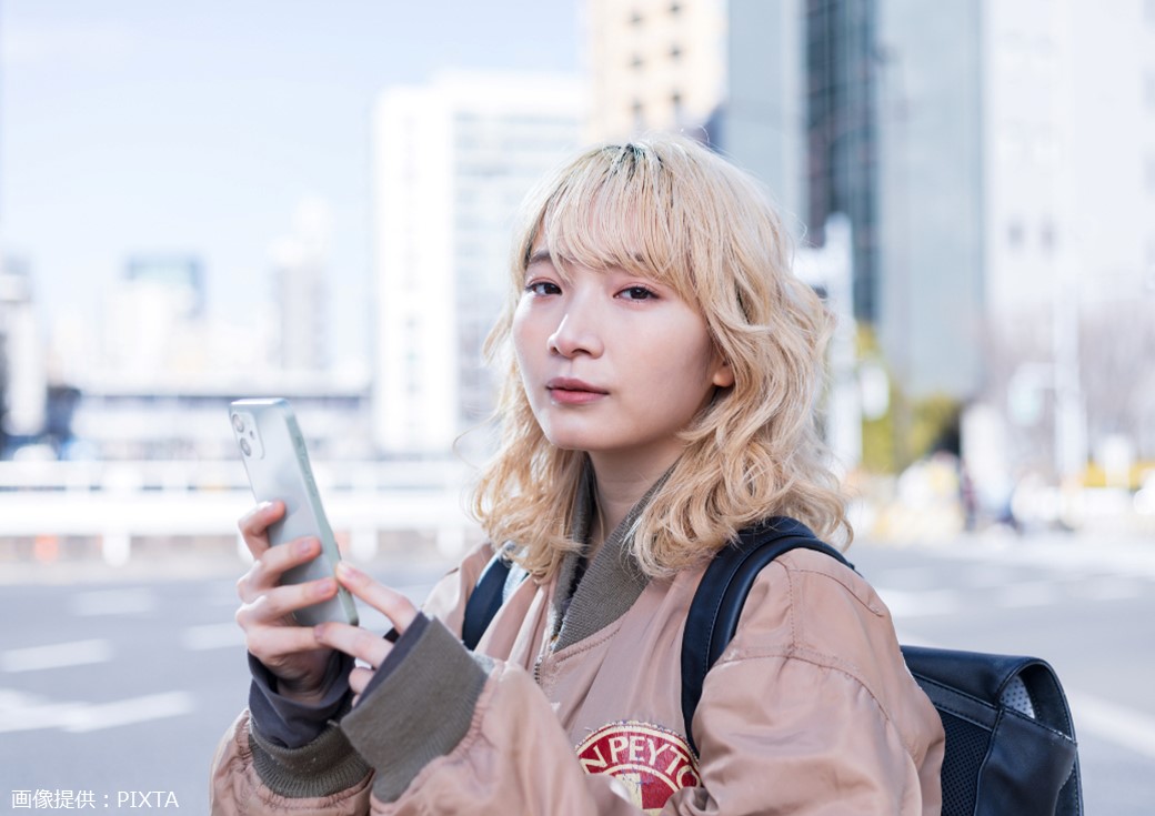 ◎スマホを操作する女性