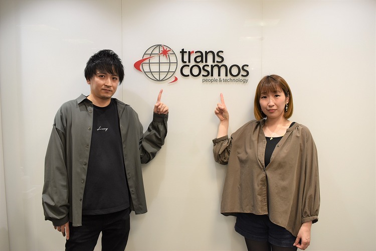 ★社名ロゴを指す男女