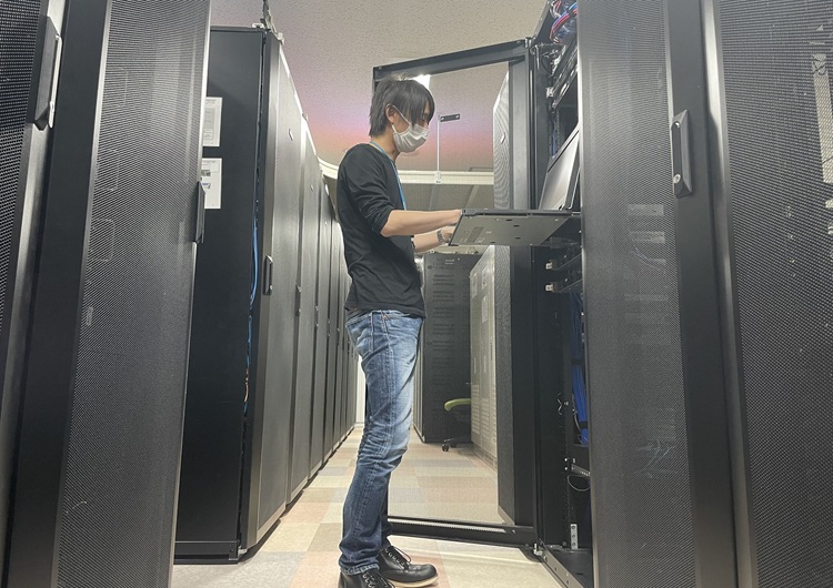 ★サーバールームで作業をする男性1名