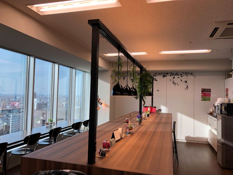 ★広くてきれいな休憩室でリフレッシュ！高層階からの眺めも最高です！